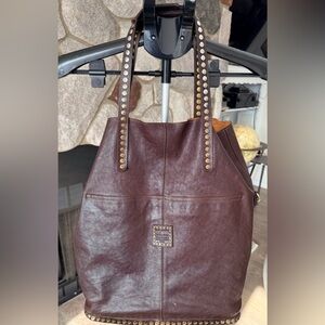Campomaggi brown studded leather tote
Shoulder bag
No crossbody strap